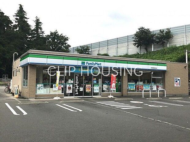ファミリーマート大和深見西店 徒歩4分。 250m