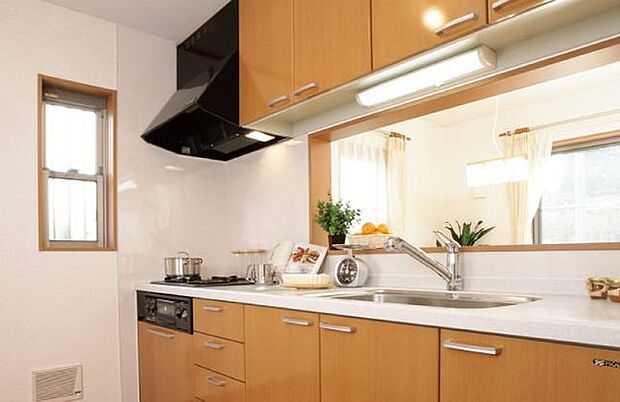 機能的で美しいシステムキッチン。大容量の収納スペースとお手入れのし易いキッチンで快適にお料理を。