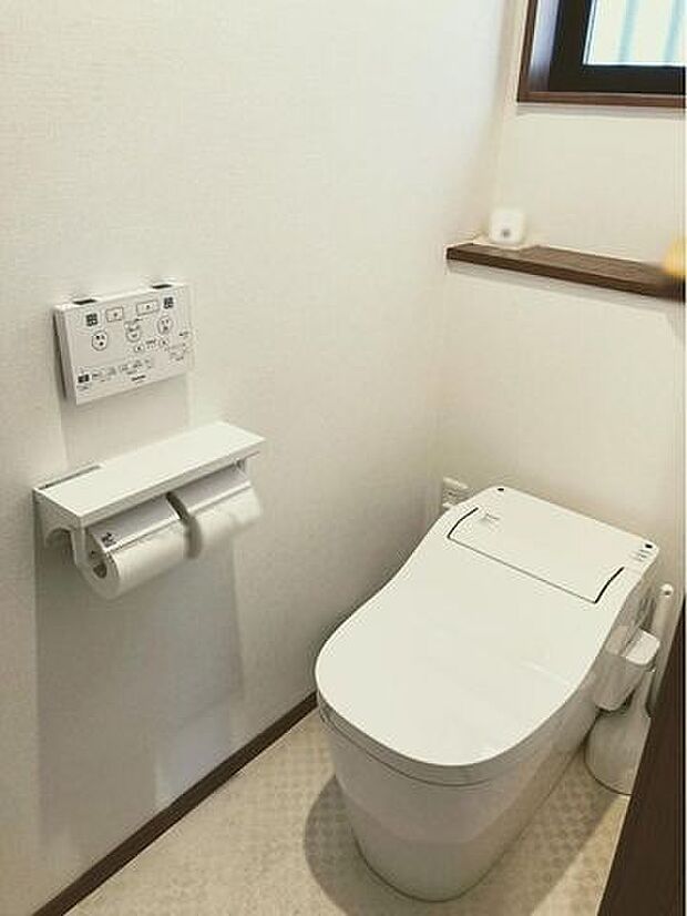 小窓付きのトイレは、換気もでき清潔に保てるのが嬉しいでいですね！