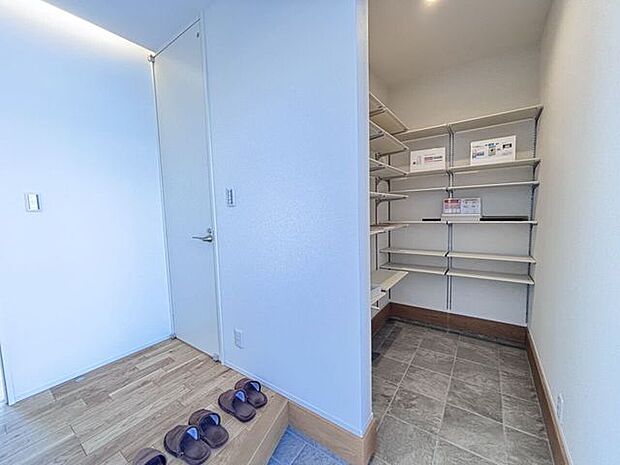 玄関からリビングを介さず水回りや2階へ向かうことができます。