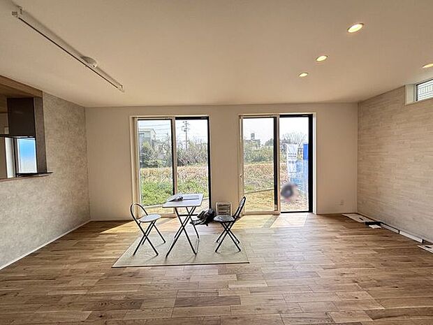 ハイサッシで開放感があります!明るい広々とした空間で気持ちよく過ごせそうです!