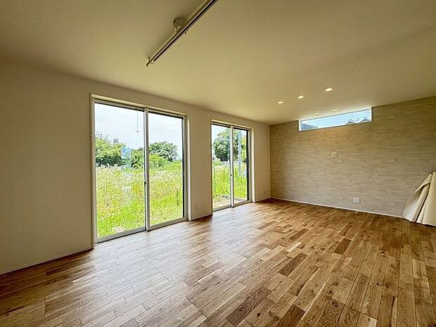 ハイサッシで開放感があります!明るい広々とした空間で気持ちよく過ごせそうです!