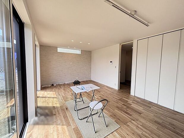 リビングにも大容量の収納があります♪