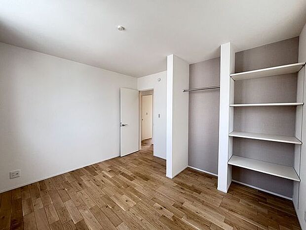 オープンクローゼットで湿気がこもらず、お部屋も広く感じますね♪