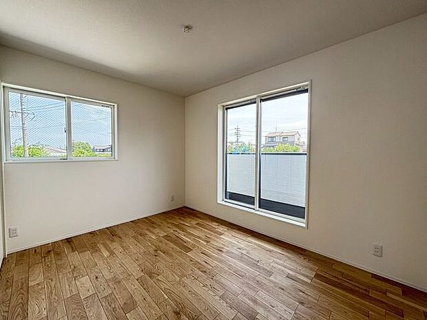 バルコニーに面した明るい洋室です!