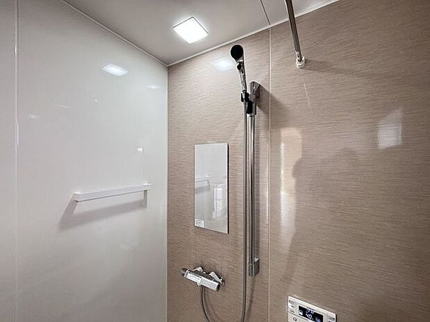 可動式のシャワーフックですので、お好みの高さでシャワーが使えます!