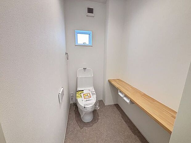 カウンター付きのトイレでトイレットペーパーなど備品もスッキリと置くことができます。
