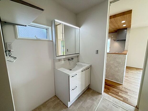 シャンプドレッサー完備の洗面台!朝の仕度時間を軽減してくれます!朝の忙しい時間に嬉しい設備です!