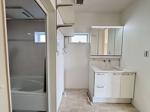 シャンプドレッサー完備の洗面台!朝の仕度時間を軽減してくれます!朝の忙しい時間に嬉しい設備です!