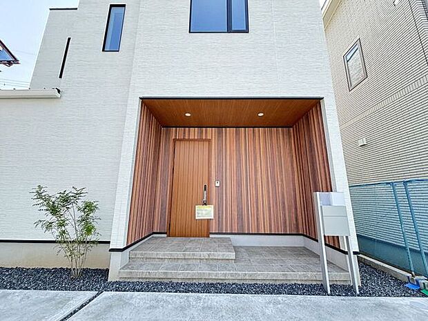 木目調の玄関ポーチです。