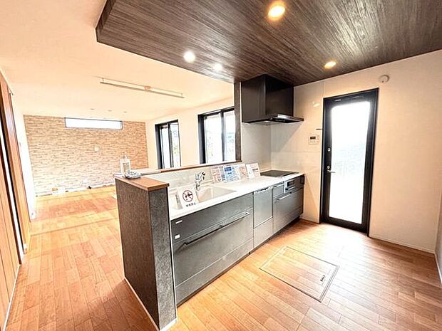 対面式キッチンは調理中もコミュニケーションが取りやすく、リビングに居る家族との会話も楽しめます！