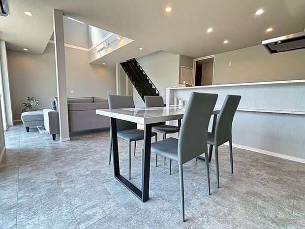 大きな南向き窓から太陽光がたっぷりと入る日当たり良好な明るいリビング♪