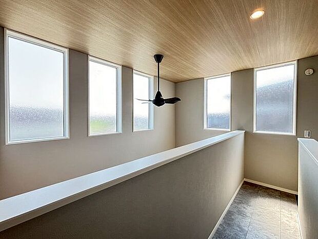 シーリングファンもあり吹抜けの空調効率を解決します。