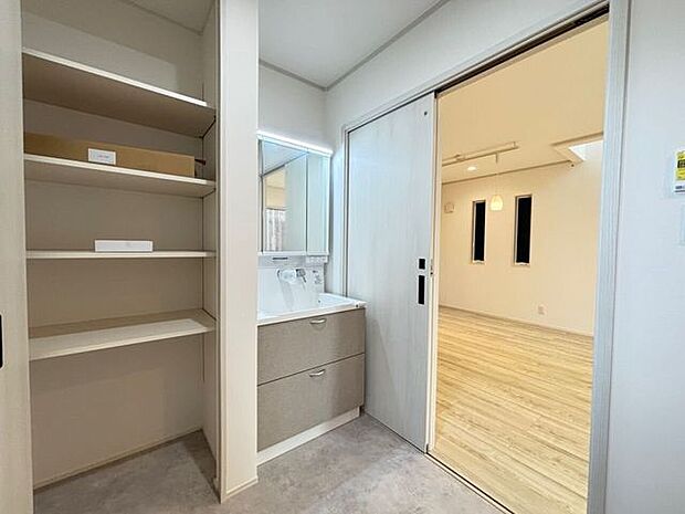 シャンプドレッサー完備の洗面台!朝の仕度時間を軽減してくれます!朝の忙しい時間に嬉しい設備です!