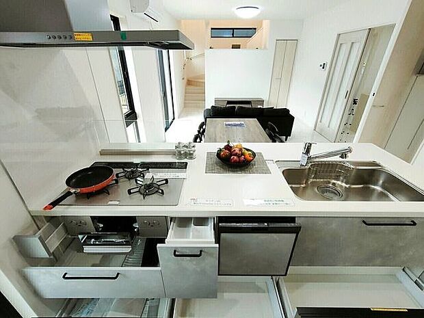 ■タマタウン■施工例システムキッチン〇大理石調キッチンカウンター〇床下収納〇食器洗浄乾燥機〇ガラストップコンロ+グリル付き〇フラットスリムレンジフード