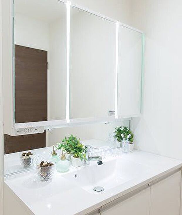 軽くて割れにくい洗面ボウル採用。ミラーキャビネットに大容量の収納完備！朝の身支度も楽にできます！