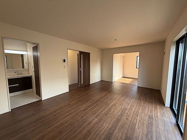 家族が集まり、くつろぎの時間を過ごせる心地よいリビングです。