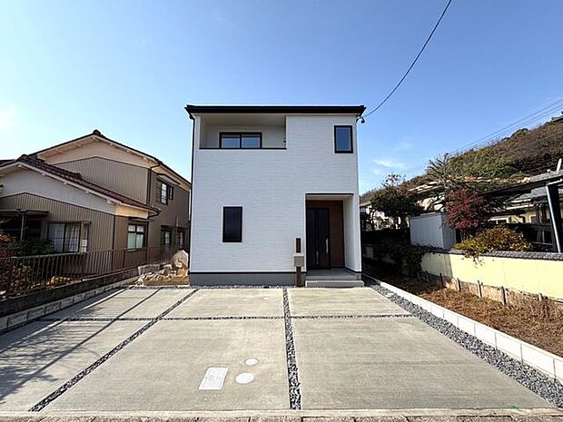 駐車場付きで車の出し入れもラクラク♪家族や来客の車もゆったり停められ、快適な生活をサポートします。