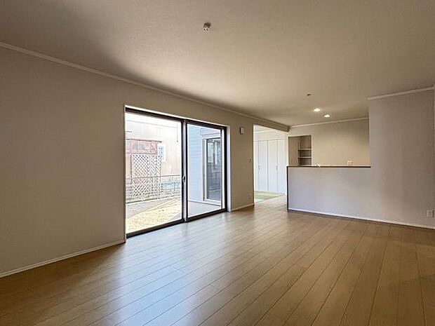 大きな窓から太陽光がたっぷりと差し込みます！気持ちよく過ごせそうですね♪