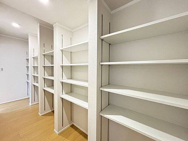 キッチンの裏を通り、洗面室へ続く広いパントリー！この物件の推しポイントです！