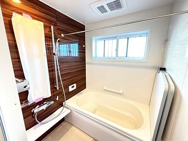 今人気のエコベンチタイプの浴槽を採用!節水にもなり家計にも優しい浴室です!便利な浴室乾燥機付き!