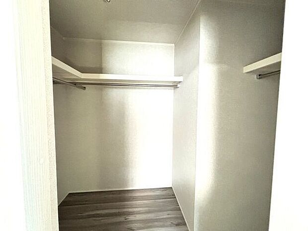 広々としたWIC完備です♪大容量なので家族が増えてもお部屋がすっきりと片付きます!