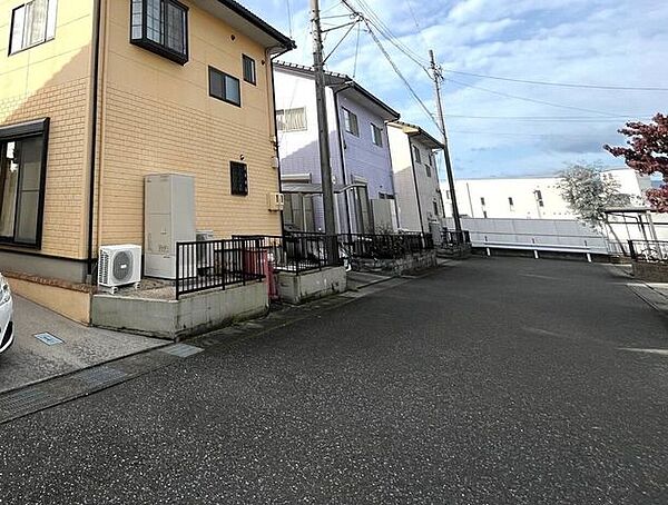 スーパーまで徒歩6分の立地です♪