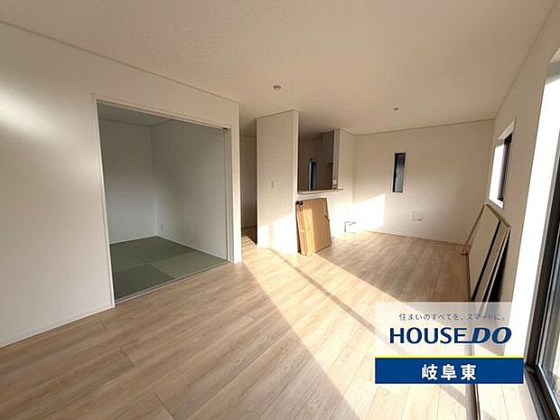 16帖の広々としたリビング！大きな窓から明るい陽光が差し込み、開放感あふれる空間です。