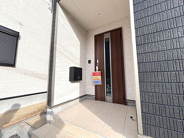 屋根付き玄関で快適な暮らしをサポート♪雨の日も安心して出入りできる便利なポイントです。