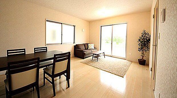 木材は成長過程でCO2を吸収。加工後も燃やさない限りCO2を固定し続け、地球温暖化防止に貢献する素材