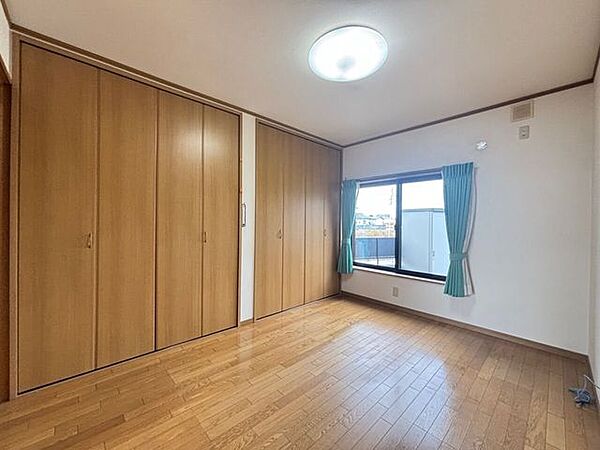 大容量のクローゼット付きなのでお部屋がすっきりと片付いてお掃除も楽に行えます！