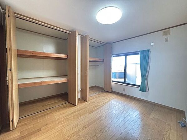 大きなクローゼットはお洋服だけでなく大きめのお荷物もらくらく片付きます！