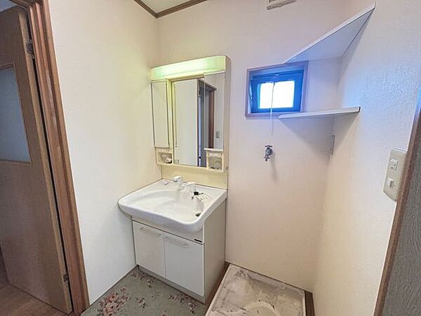 シャンプドレッサー完備の洗面台！朝の仕度時間を軽減してくれます！朝の忙しい時間に嬉しい設備です！