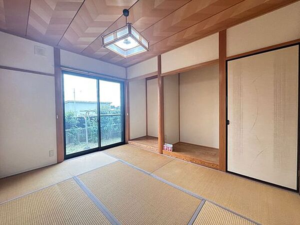 玄関入ってすぐの和室！プライベートな空間と分けて使え、来客時も便利なお部屋です！