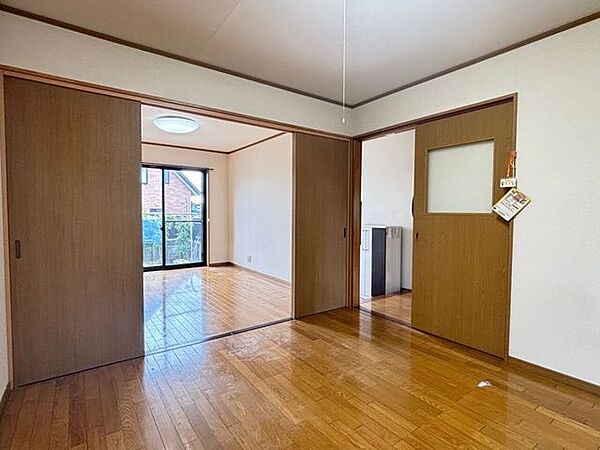 冷蔵庫やダイニングテーブルを置いても余裕があります。