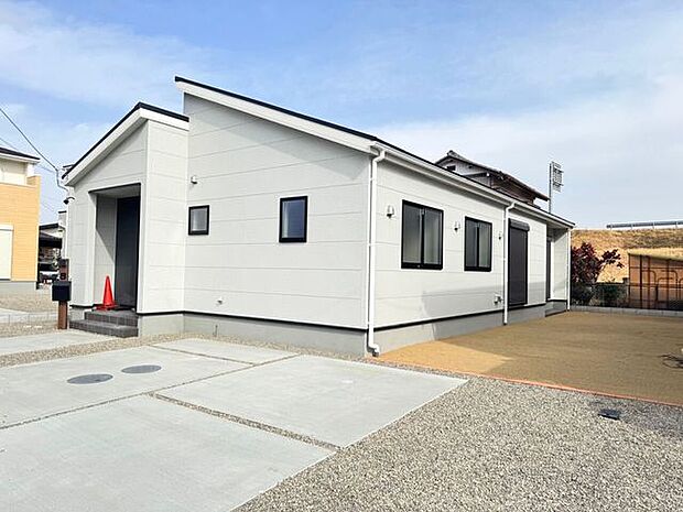 駐車台数2台!並列駐車なので、安心して出し入れできます!