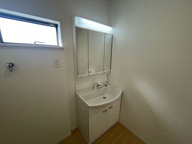 洗面所には小窓あり、湿気がこもるのを回避してくれます!お掃除が楽になるのも嬉しいですね!