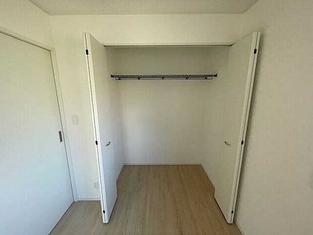 洋服を掛けて収納できるクローゼットは家事の時短にも繋がります！