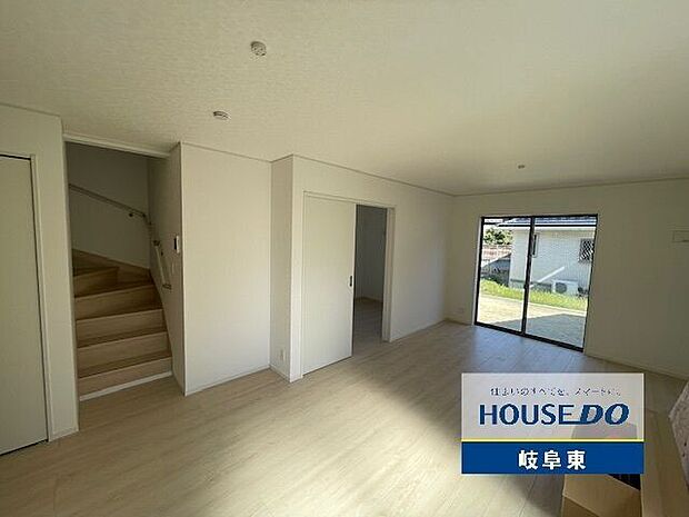 自然光が入る明るいLDKは、自然と家族が集まり、会話や笑顔が増えそうです！