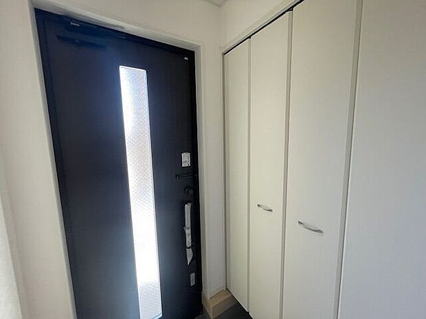 玄関先は収納が充実しており、急な来客時も安心です!