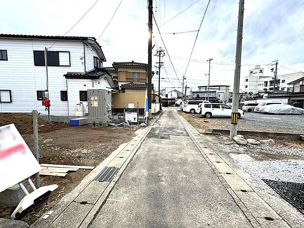 小学校まで徒歩8分の立地なのでお子様の登下校も安心です!
