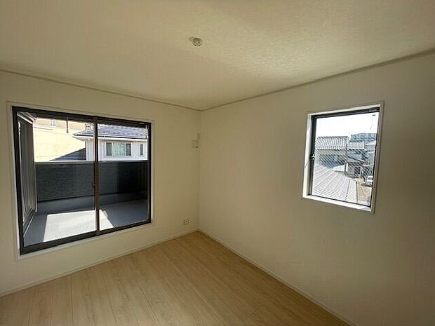 自然光が入る温かみのある洋室です!