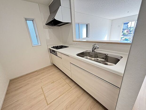 カウンターキッチンならではの開放感と使いやすさ♪毎日の料理時間が楽しくなる空間です。