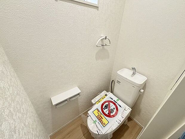 温水洗浄機能付きで、快適性と衛生面に配慮されたトイレです。