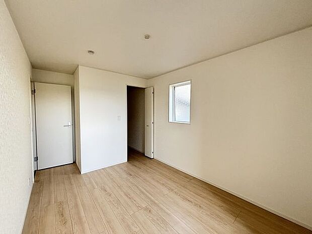 2F 南東洋室(6.5帖)洋室にウォークインクローゼットを完備。整理整頓しやすく、快適な暮らしをサポートします。