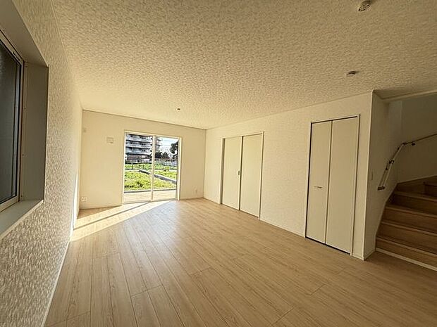 約18帖の広々リビングは、開放感たっぷり!家族でゆったりくつろげる贅沢な空間です。