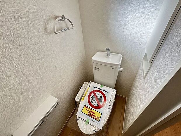 温水洗浄機能付きで、快適性と衛生面に配慮されたトイレです。