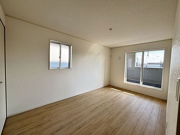 2F 南東洋室(7.5帖)ウォークインクローゼット付きの洋室で、衣類や荷物もすっきり収納。お部屋を広く使えます。