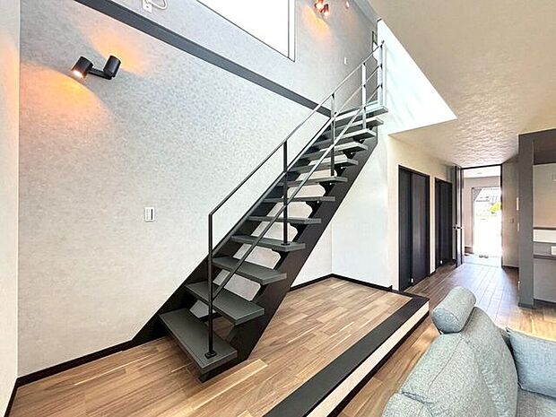 窓から自然光が入る明るいリビング階段です!