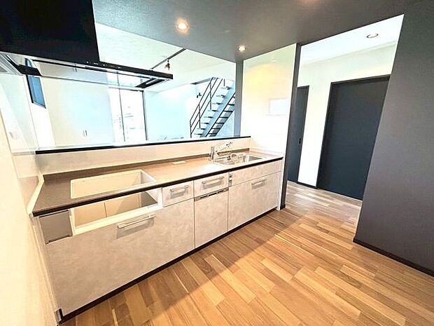 対面式キッチンは調理中もコミュニケーションが取りやすく、リビングに居る家族との会話も楽しめます!